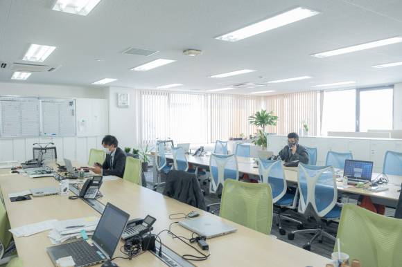 個別の席を決めないフリーアドレスの本社オフィス。毎日、くじ引きで席が決まります。パソコンや書類などの私物はロッカーに収めるので、デスク周りはスッキリ広々!